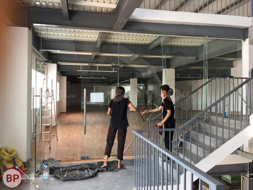 Thi công hoàn thiện vách ngăn kính văn phòng Showroom Rita Võ Depot